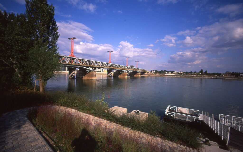 Bessa L Voigtlander 4/15mm Heliar Velvia 50-5502