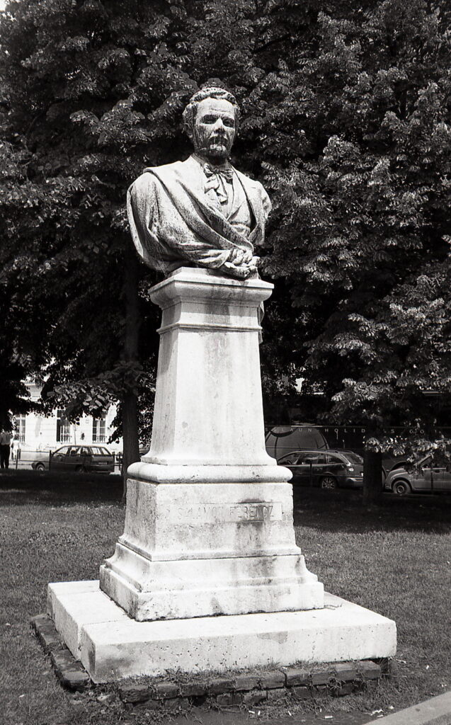 Konica C35 MF AF AGFA-APX100-9313