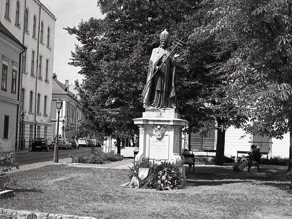 Konica C35 Silver Agfa APX 100